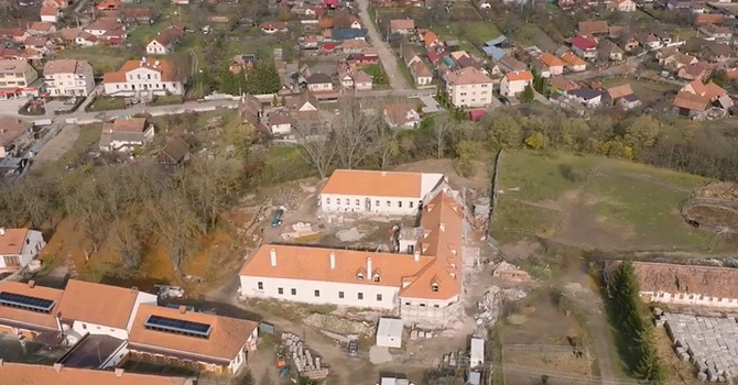 Prietenul Regelui Charles deschide anul viitor castelul Kálnoky din Valea Crișului, renovat cu bani prin PNRR – VIDEO
