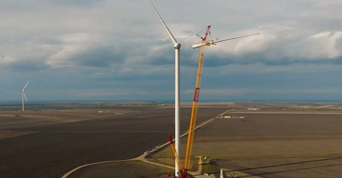 Suedezii de la OX2, foarte activi la noi în țară, termină primul lor parc eolian din România, au montat ultima turbină. VIDEO
