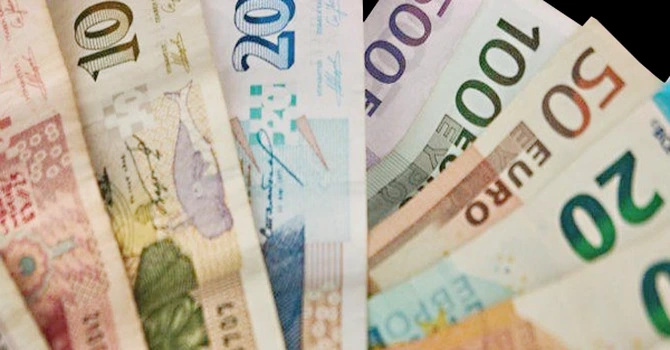 Trecerea la euro a Bulgariei produce noi pierderi: bulgarii stau la cozi să schimbe leva în euro la cursuri valutare dezavantajoase. De ce se îngrămădesc la casele de schimb, deși după 1 ianuarie cursul e mai bun?