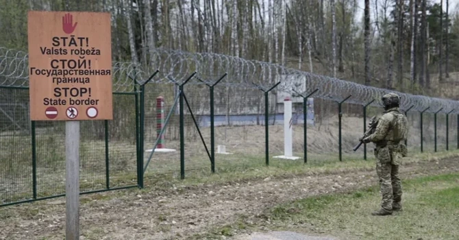 Letonia finalizează construcţia gardului de 280 de kilometri care o separă de Rusia