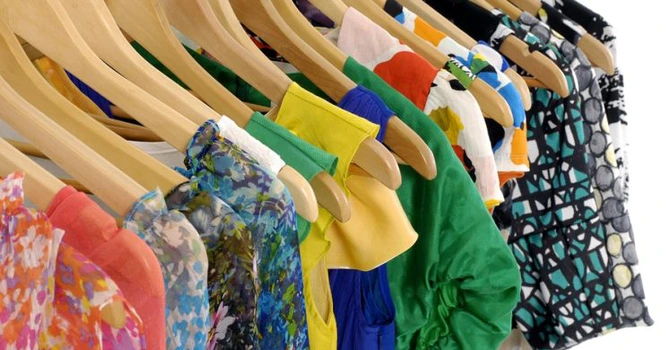 Hainele realizate din poliester reciclat poluează mai mult decât cele din poliester nou (studiu)