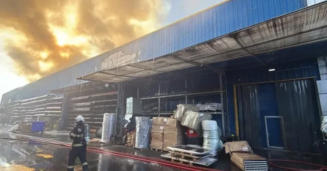 Incendiu puternic în vestul Capitalei. 16 autospeciale de pompieri sunt prezente