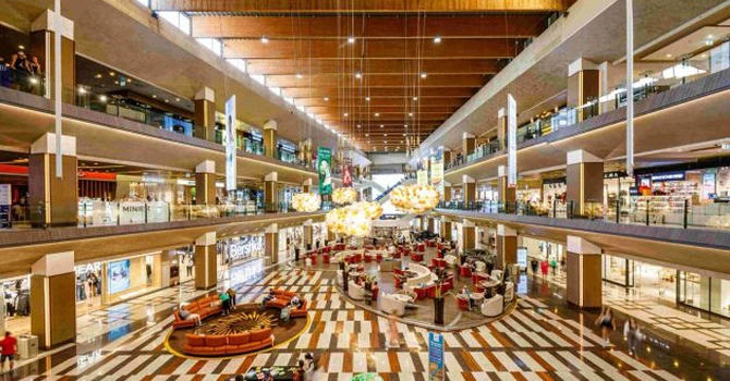 Românii au strâns mult cureaua la cumpărăturile din malluri, supermarketuri şi benzinării – Cel mai mare declin din UE. Cu cât au scăzut vânzările din comerțul cu amănuntul în primele patru luni din 2026 (date INS/Eurostat retail)