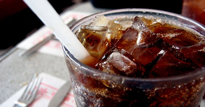 Interzicerea paharelor de unică folosinţă care conţin plastic, în Franţa, amânată cu patru ani