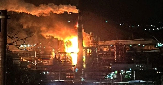 VIDEO – O rafinărie veche de aproape 100 de ani, din Rusia, a fost atacată cu drone de către Ucraina