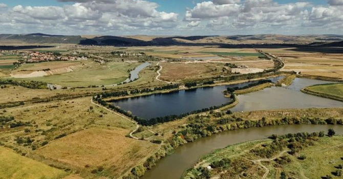 Pământul României s-a ieftinit masiv. Prețul terenului agricol compact, de mari dimensiuni, a scăzut de 2,4 ori anul acesta, în medie. Cine a făcut tranzacțiile