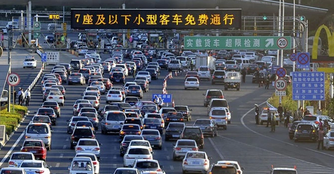 Vânzările de maşini de lux scad în China pe măsură ce economia încetineşte, afectându-i pe producătorii auto europeni