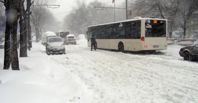 Ninsori la Bucureşti, în Noaptea de Ajun. Stratul de zăpadă estimat este de 3-6 cm