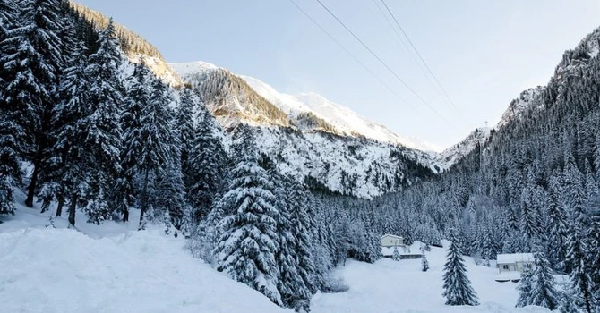 ANM avertizează că există un risc moderat de avalanșe în Carpații Meridionali la peste 1.800 de metri în perioada 25 – 27 decembrie