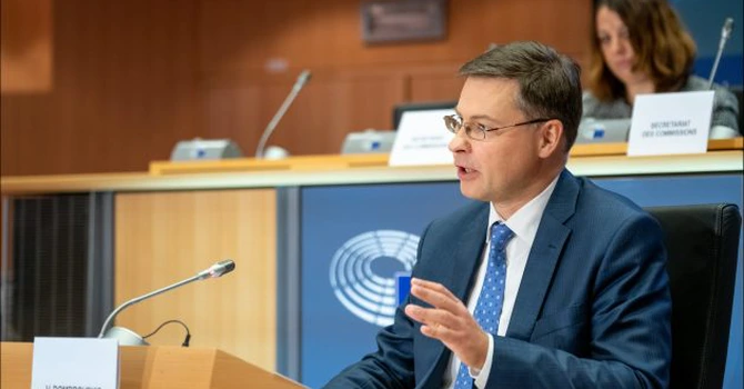 UE are nevoie de euro digital pentru a-și reduce dependența de SUA, consideră comisarul Valdis Dombrovskis