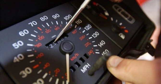 Maşini second-hand. Automobilelele cumpărate din străinătate au şanse foarte mari să aibă kilometrajul dat înapoi (analiză carVertical)