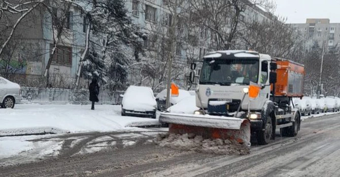 Primăria București anunță că 312 utilaje și 1.144 de muncitori înlătură zăpada