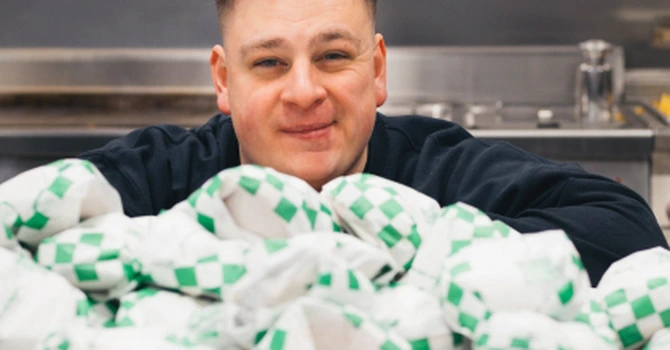 Rivalul McDonald’s din Ungaria la care clienții se așează la coadă de la 1:30 noaptea intră în România. Unul din primii 20 de clienți va mânca burgeri gratuit timp de un an