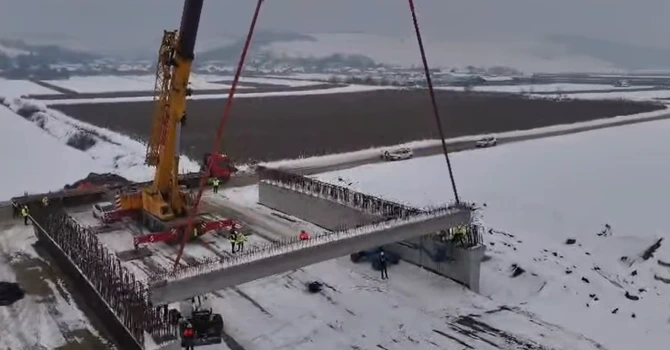 VIDEO Se montează primele grinzi pe Autostrada Unirii A8. Imagini cu lotul turcilor de la Nurol