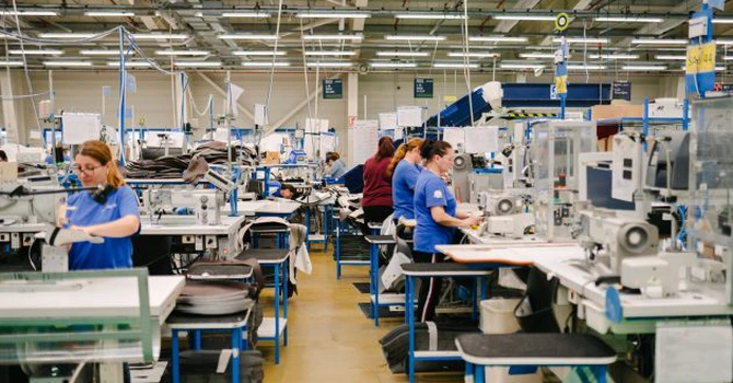 Un gigant din industria auto închide fabrica din România. Peste 1.000 de oameni vor fi concediaţi