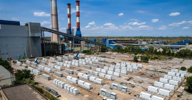 Bulgaria tocmai a instalat o baterie uriașă, de 500 MWh – doar aceasta înseamnă mai mult de jumătate din toata capacitatea României. La jumătatea anului, Bulgaria va ajunge la 15.000 MWh în baterii
