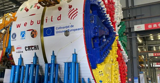 „Uriașul” care va săpa cel mai lung tunel de autostradă prin Carpați a ajuns la Călărași