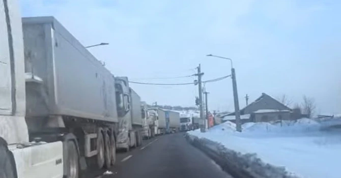 Zăpada abundentă i-a lăsat pe drumari fără sare. Se stă la coadă la saline – VIDEO