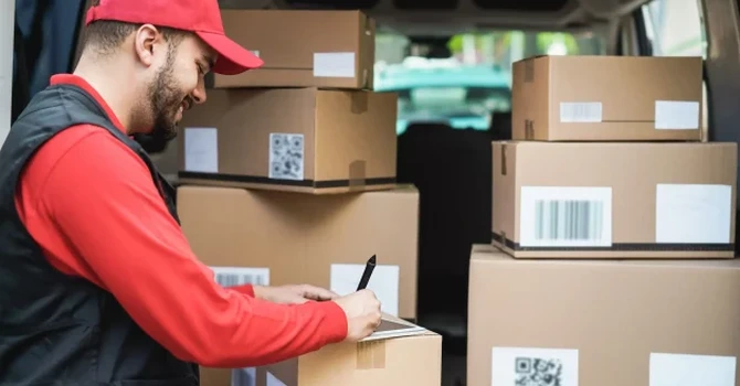 Colete pierdute, livrări ratate și întârzieri: topul curierilor reclamați în România
