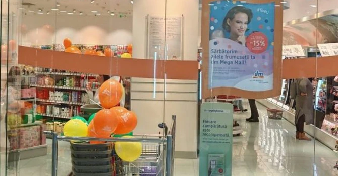FOTO Ce face concurența: dm răspunde cu reduceri la deschiderea primului magazin BIPA în România