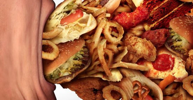 Lege nouă pentru junk-food. Publicitatea la „mâncarea nesănătoasă”, în Marea Britanie, interzisă cu excepţia orelor nocturne