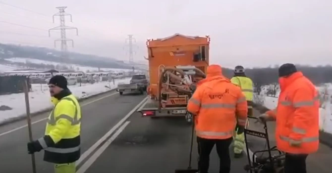 Tehnologie nouă de reparat gropi inclusiv la -12 grade, testată în România VIDEO