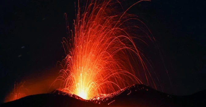 Etna aruncă lavă într-o erupţie spectaculoasă