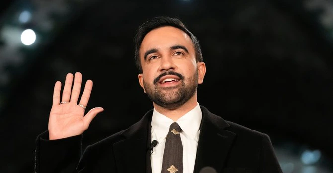 Zohran Mamdani a preluat mandatul de primar al New Yorkului, cu promisiuni sociale ambiţioase şi mize politice naţionale