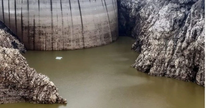 Ultimele imagini cu lacul Vidraru golit aproape complet. Când va începe să se umple din nou și când va ajunge la nivelul normal FOTO