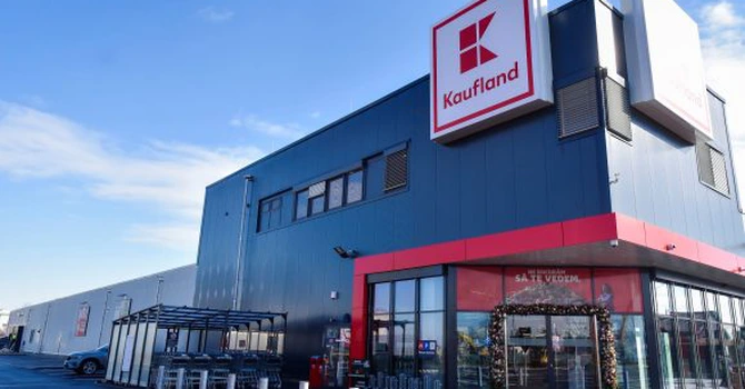 Salarii transparente la Kaufland: şef de raion ofertat cu 3.900 de lei net, lucrător comercial – cu 2.900 de lei net şi tichete de masă