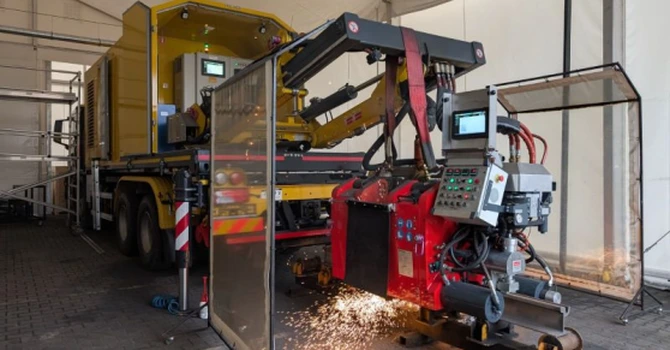 Super – mașina care va suda linii de tramvai în București. Tocmai a fost livrată constructorului PORR