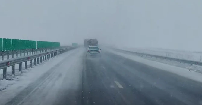CNAIR anunță că mai multe sectoare de autostrăzi și drumuri naționale sunt închise sau restricționate ca urmare a ninsorilor abundente și a visclului