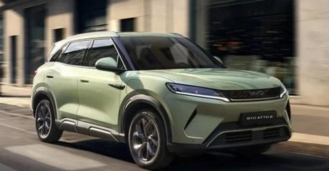 BYD a lansat în România un vehicul „super-hibrid” cu dimensiuni apropiate de Dacia Duster