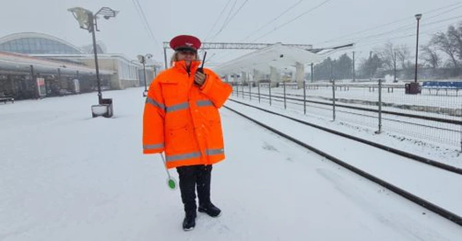 CFR: Circulația trenurilor se desfășoară în condiții de iarnă, infrastrutura feroviară este monitorizată permanent și personalul este menținut în stare de operativitate