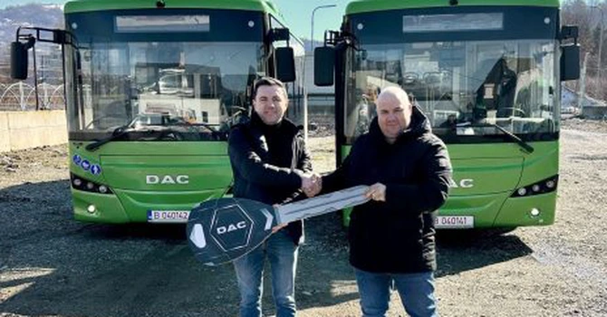 Autovehicule DAC a livrat două autobuze electrice asamblate în România orașului Vișeu de Sus