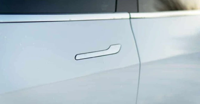 China anunță o viitoare interdicție de a vinde pe piața sa mașini ale căror uși au mânere retractabile