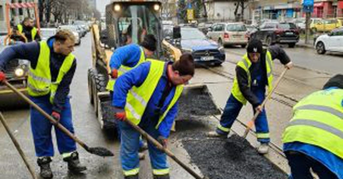 PMB anunță că a început plombarea străzilor din Capitală. Instituția a găsit până acum 585 de gropi pe 76 de artere