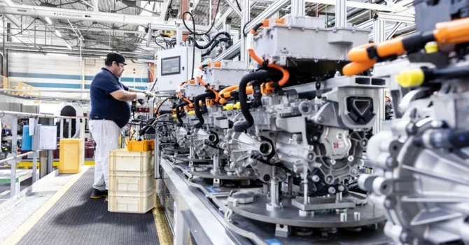 Şefii Stellantis şi Volkswagen cer implementarea unui bonus CO2 pentru maşinile „Made in Europe”