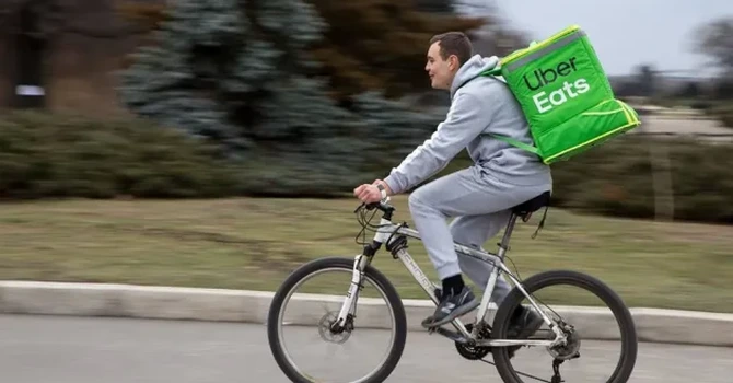 Uber vrea să reintroducă serviciul Uber Eats în România, la 6 ani după ce renunțase la el