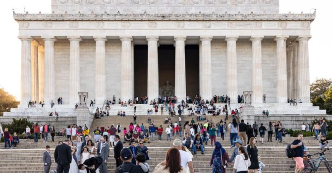 SUA anunță că e improbabil ca regulile mai stricte de călătorie pentru turiștii din peste 40 de țări să intre în vigoare înainte de jumătatea anului