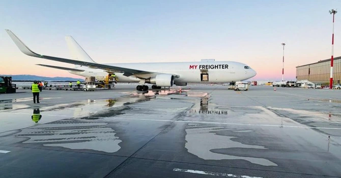 FOTO Premieră la Aeroportul Internațional Brașov – Ghimbav. Joi a aterizat primul zbor cargo civil