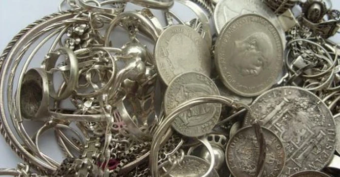 Explozia preţului argintului a declanşat o goană spre vânzarea monedelor şi bijuteriilor de familie în America de Nord