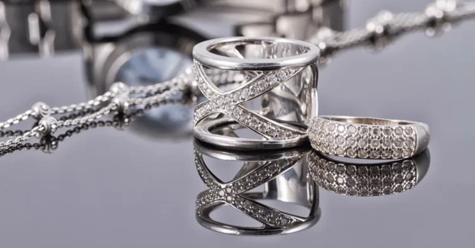 Prețurile bijuteriilor din România, în creștere accelerată din cauza cotaţiilor internaționale pentru aur și argint