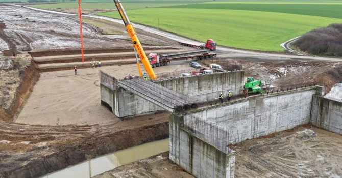 FOTO Autostrada Transilvania: Se montează grinzi pe lotul Chiribiș – Biharia. „Fantoma” Bechtel încă bântuie șantierul