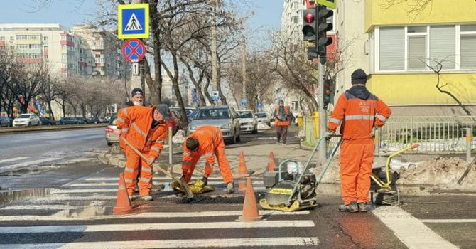 Administrația Străzilor București a demarat astăzi lucrările de astupare a gropilor