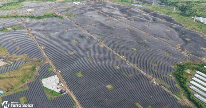 Cel mai mare parc fotovoltaic cu baterii din lume a început producția de energie