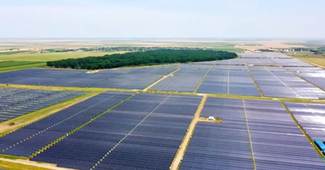 Prima deschidere de anvergură din 2026: Un nou parc fotovoltaic mare din Oltenia, controlat de un gigant din China, a început producția de energie electrică VIDEO