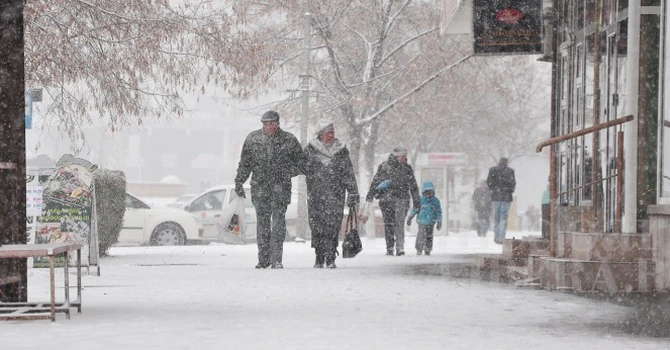 Situaţia din Galaţi – Autoturisme blocate pe drumuri judeţene, peste 1.300 de consumatori fără energie electrică, toate şcolile închise