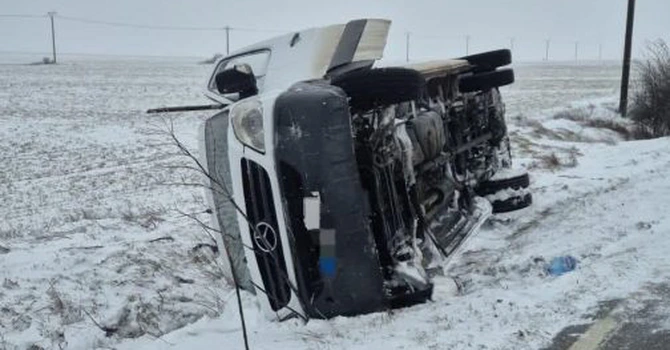 Un microbuz cu 16 oameni s-a răsturnat pe drumul București-Giurgiu. A fost activat planul roșu de intervenție