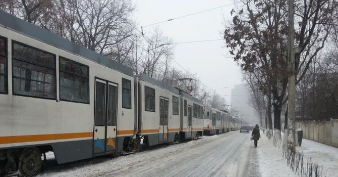 Tramvaiele de pe liniile 41 şi 25 sunt blocate blocată din cauza ninsorii. Au fost introduse autobuze pe aceste linii